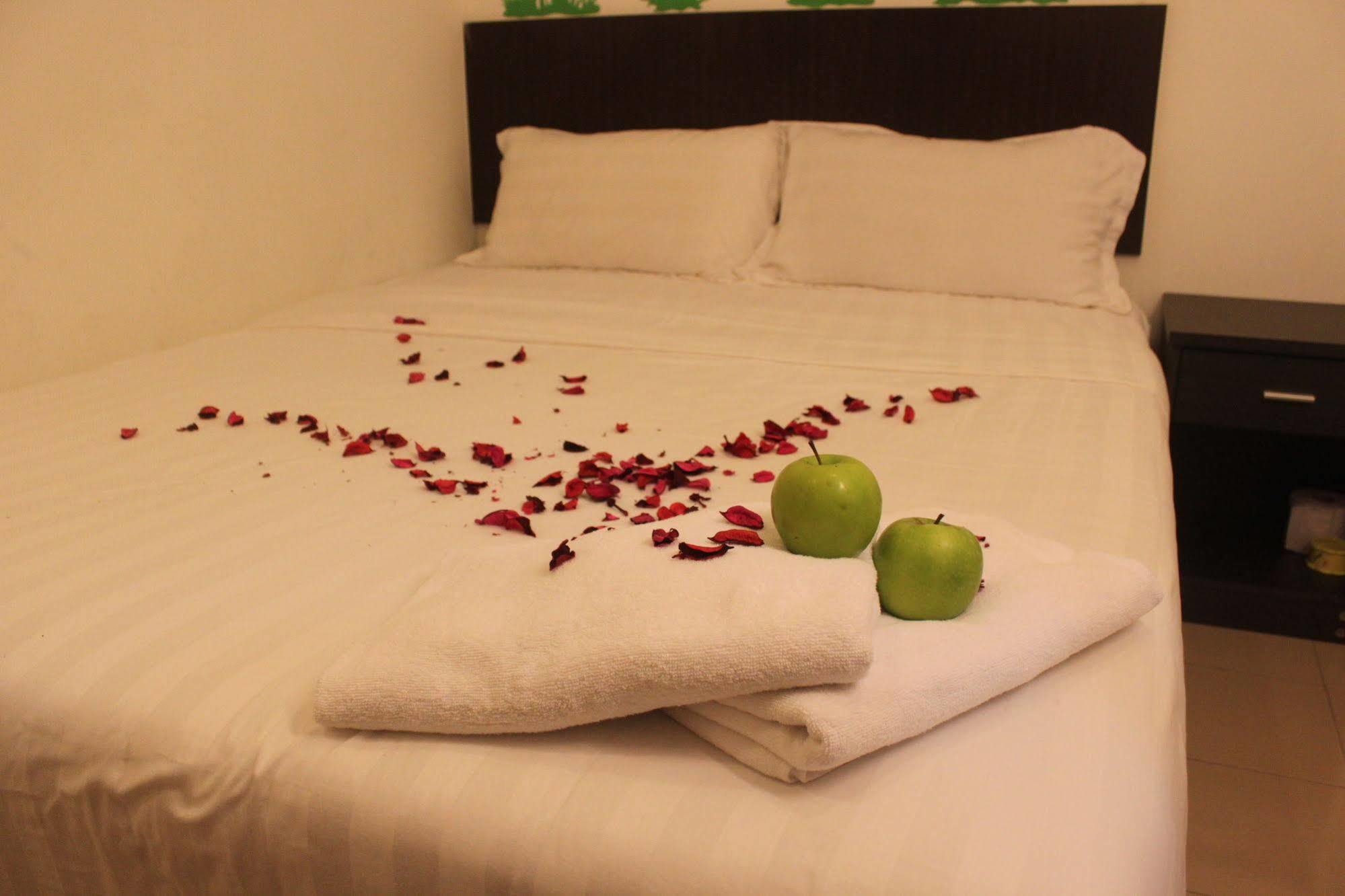 Apple 1 Hotel Budget Gelugor Exterior foto